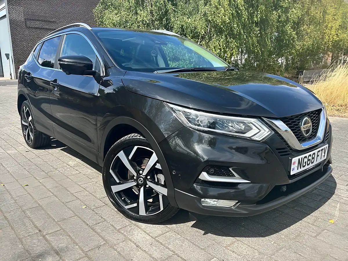 Used 2018 Nissan Qashqai Tekna Black - Front View