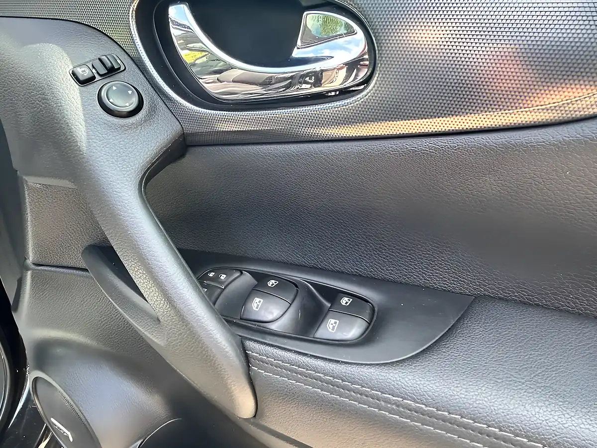 Used 2018 Nissan Qashqai Tekna Black - Interior and Exterior details 18
