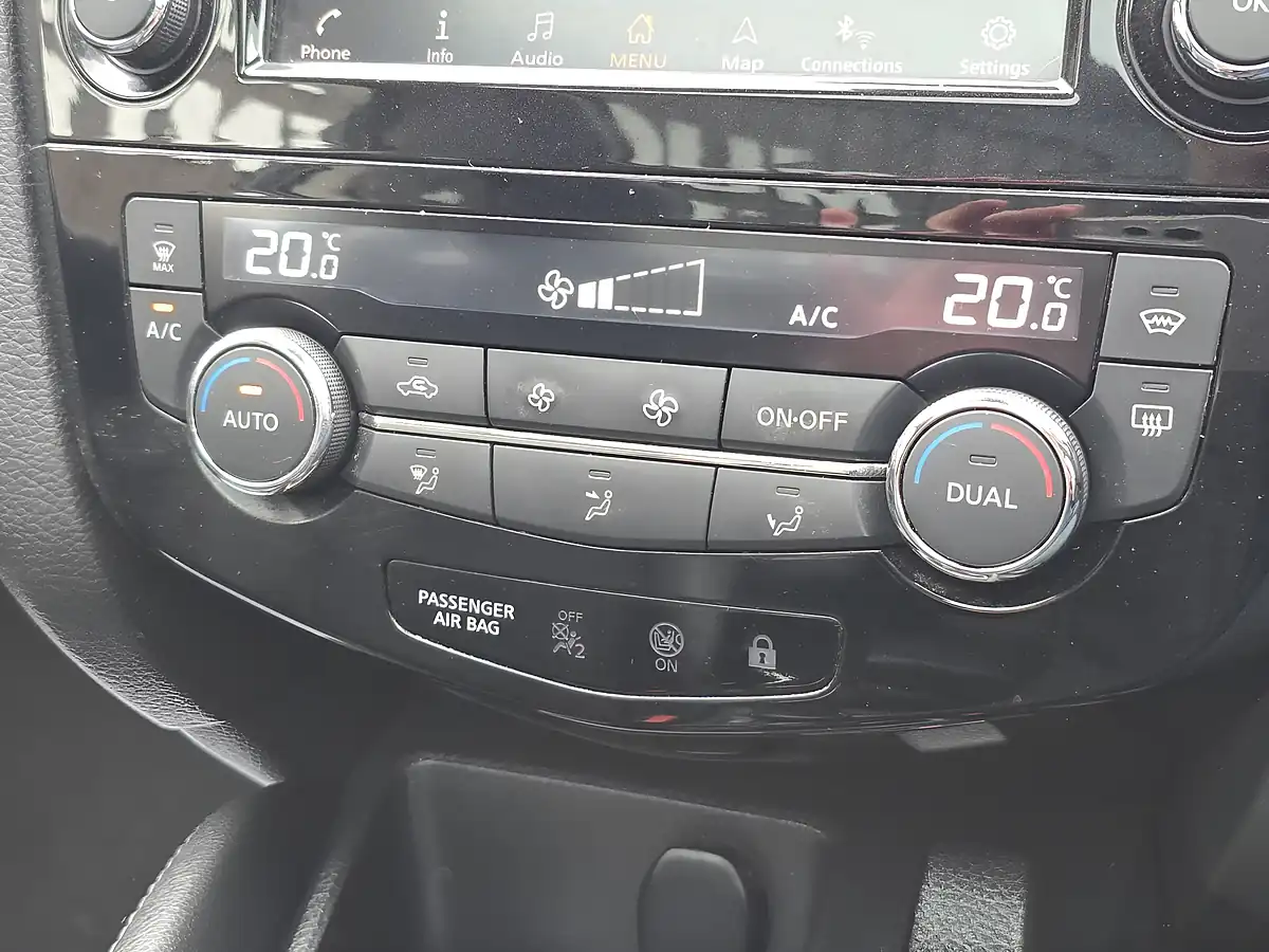 Used 2018 Nissan Qashqai Tekna Black - Interior and Exterior details 14