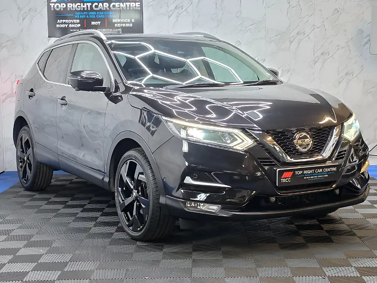 Used 2018 Nissan Qashqai Tekna Black - Front View