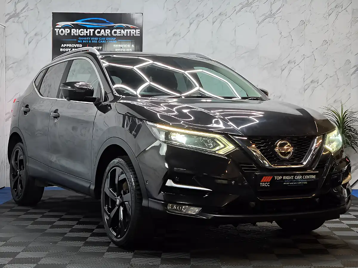 Used 2018 Nissan Qashqai Tekna Black - Front View