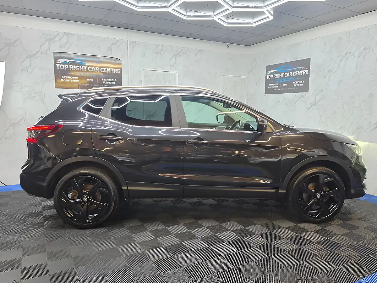Used 2018 Nissan Qashqai Tekna Black - Interior and Exterior details 9