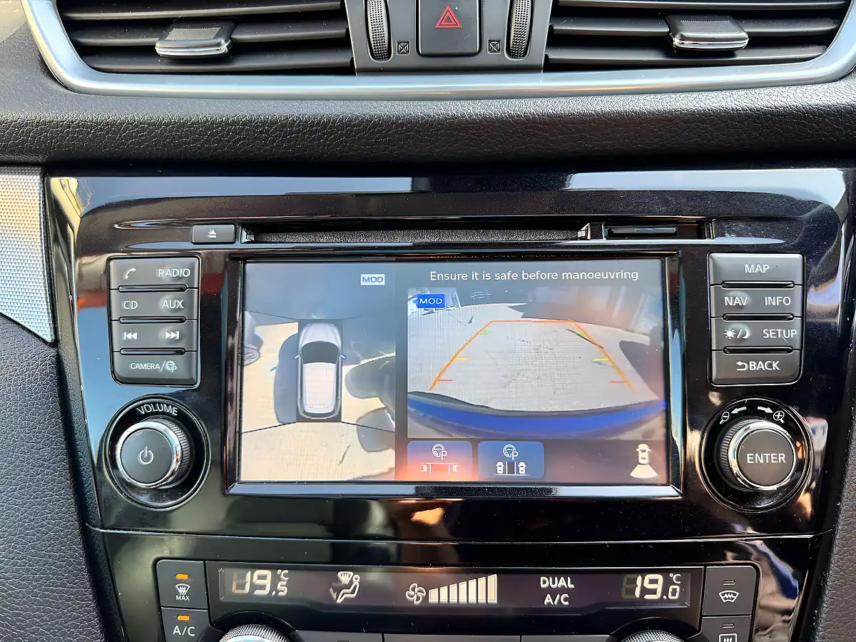 Used 2018 Nissan Qashqai Tekna Blue - Interior and Exterior details 15