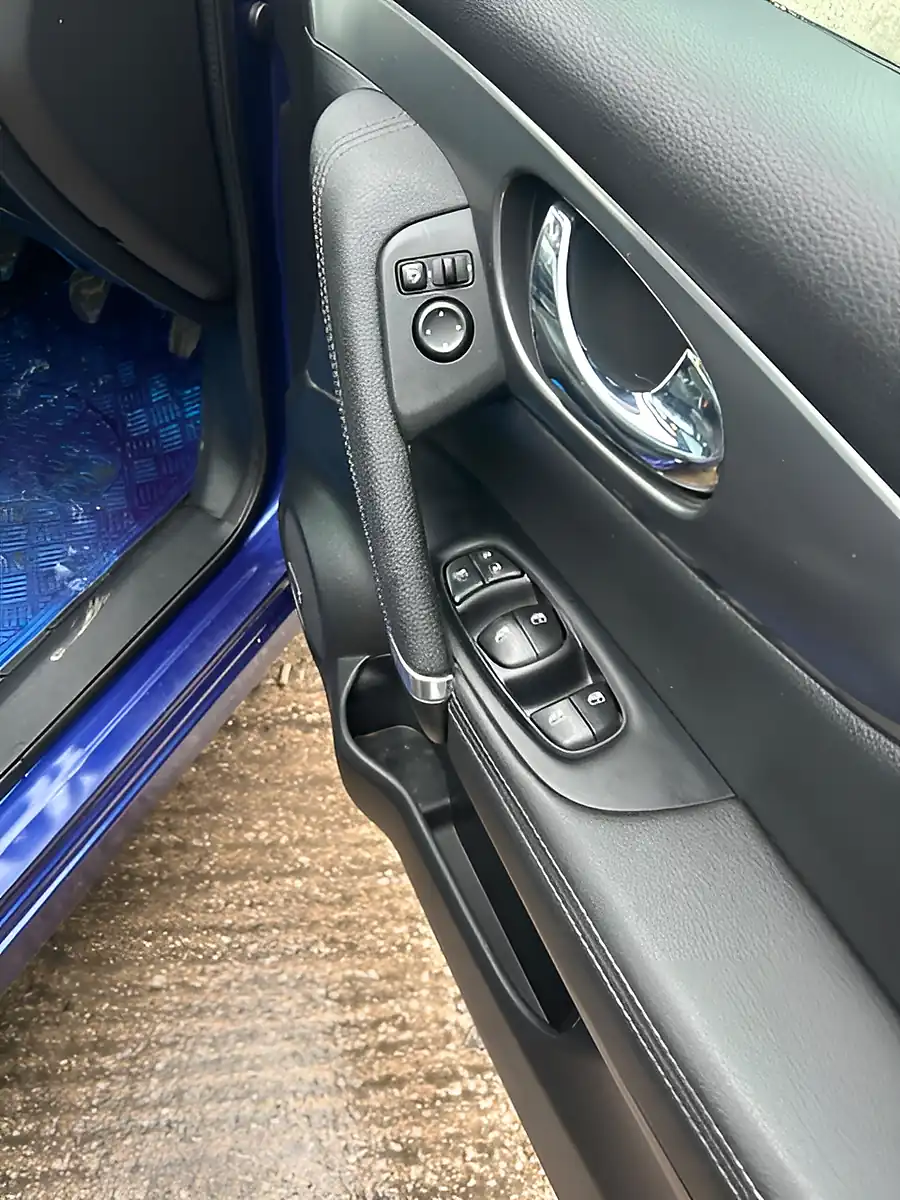Used 2018 Nissan Qashqai Tekna Blue - Interior and Exterior details 13