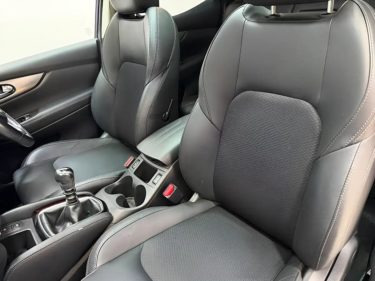 Used 2018 Nissan Qashqai Tekna Blue - Interior and Exterior details 14