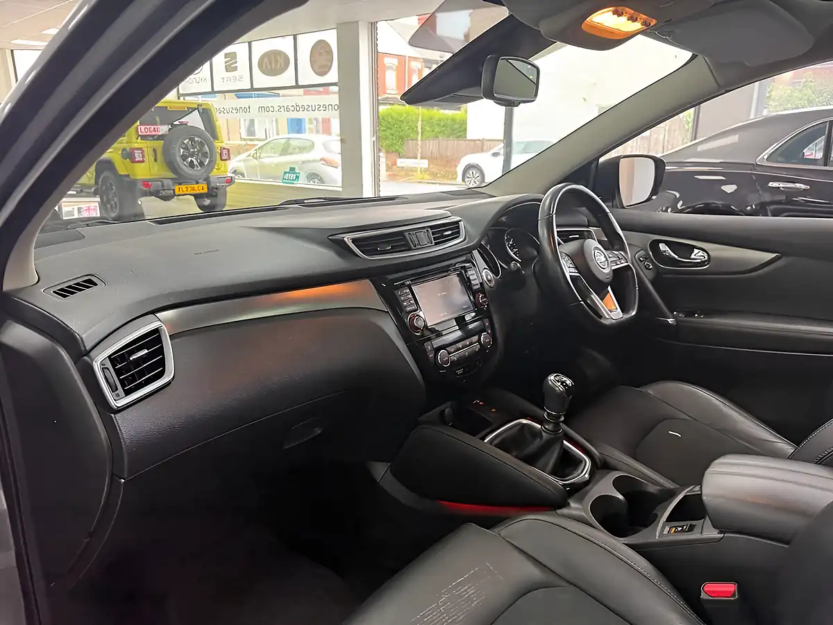 Used 2018 Nissan Qashqai Tekna Grey - Interior and Exterior details 16