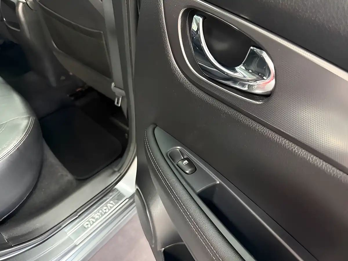 Used 2018 Nissan Qashqai Tekna Grey - Interior and Exterior details 6