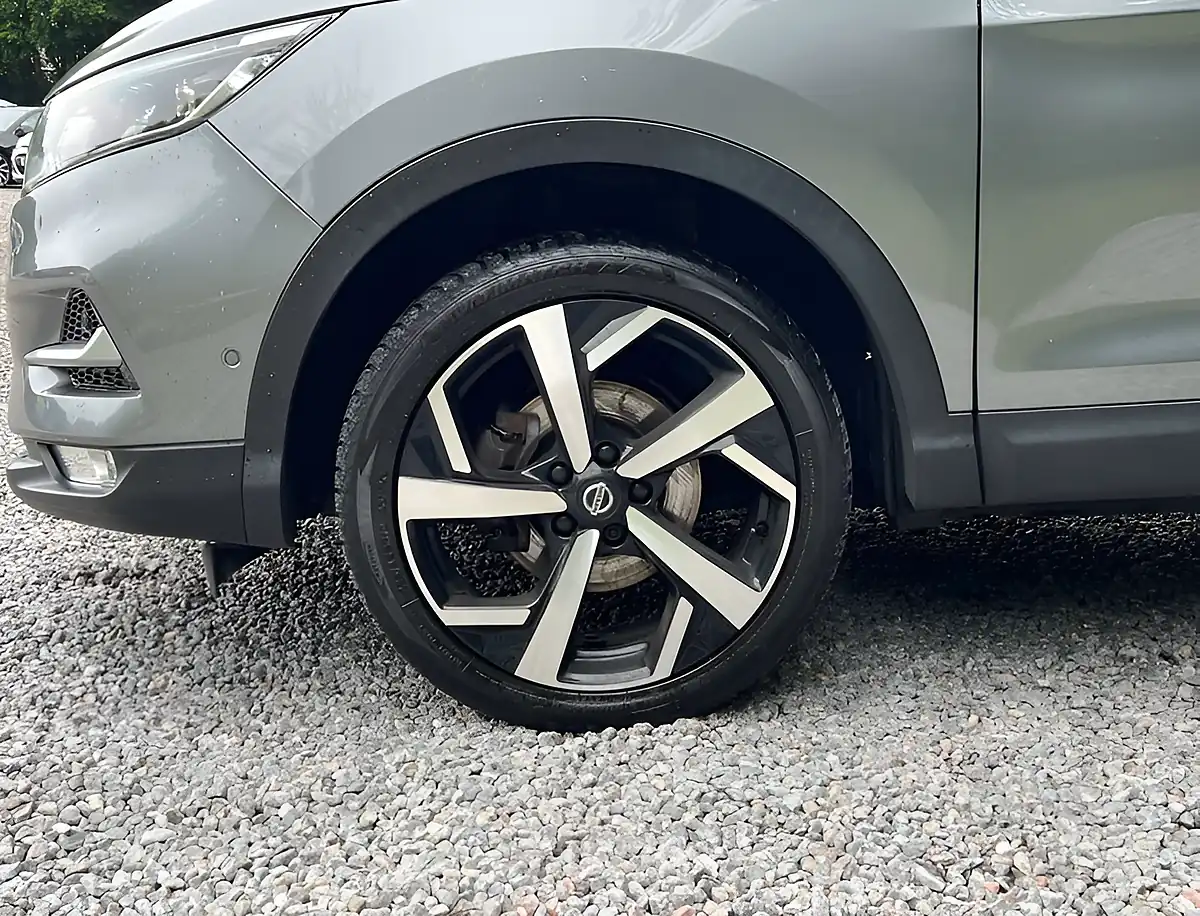 Used 2018 Nissan Qashqai Tekna Grey - Interior and Exterior details 9