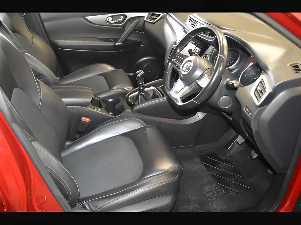 Used 2018 Nissan Qashqai Tekna Magnetic Red - Interior and Exterior details 12