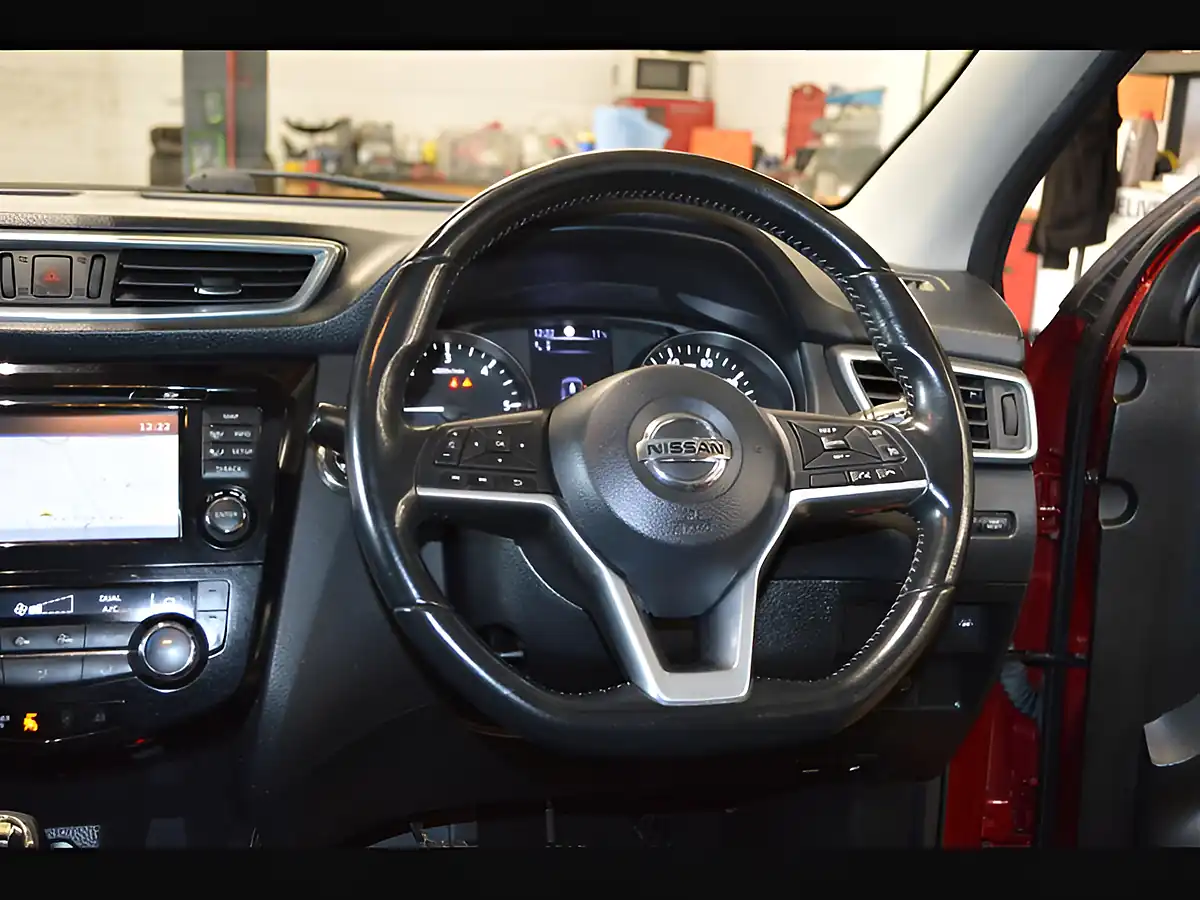 Used 2018 Nissan Qashqai Tekna Magnetic Red - Interior and Exterior details 14