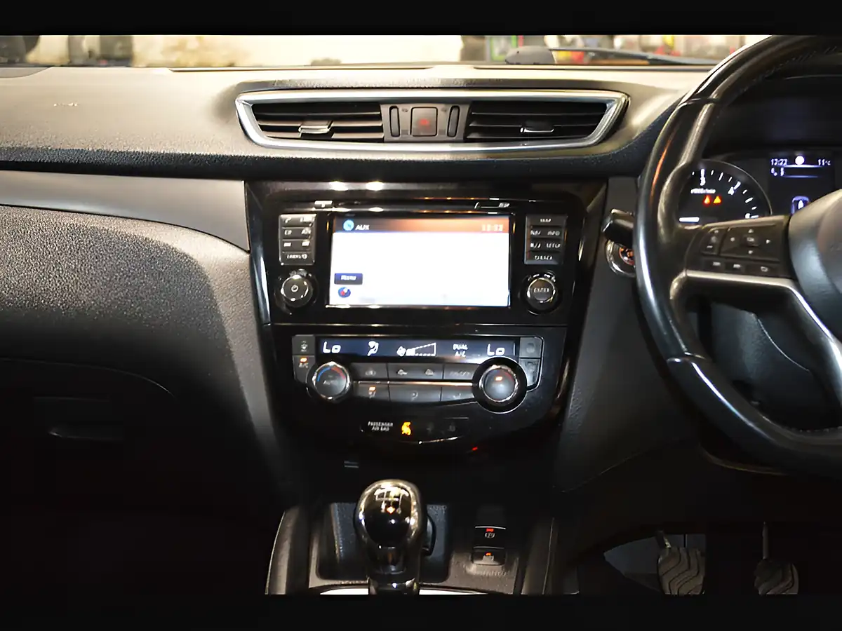 Used 2018 Nissan Qashqai Tekna Magnetic Red - Interior and Exterior details 15