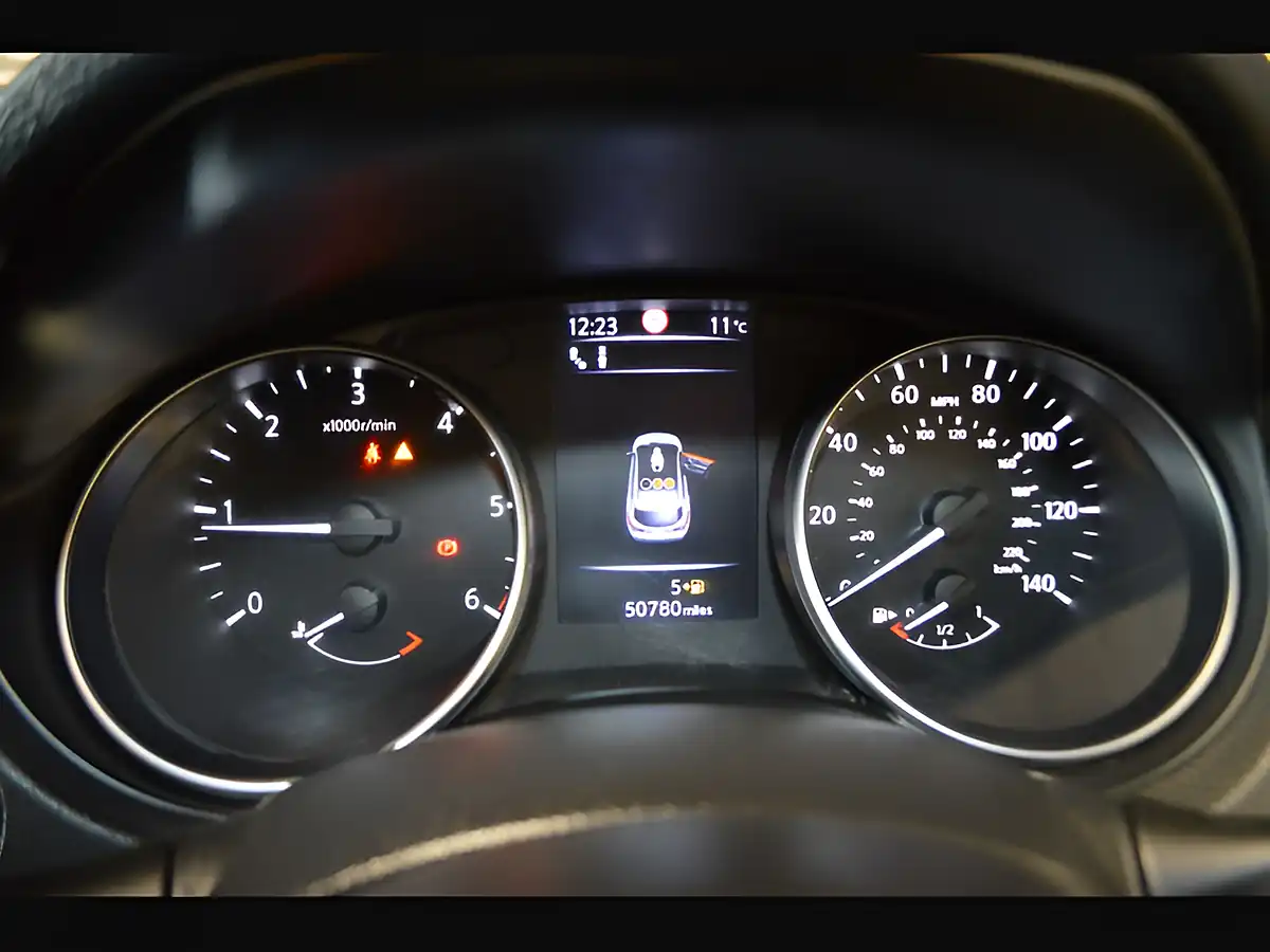 Used 2018 Nissan Qashqai Tekna Magnetic Red - Interior and Exterior details 18