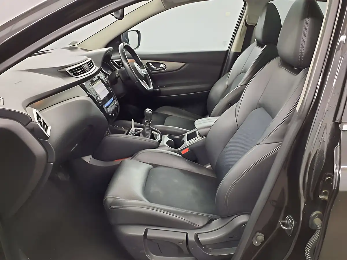 Used 2018 Nissan Qashqai Tekna Pearl Black - Interior and Exterior details 14