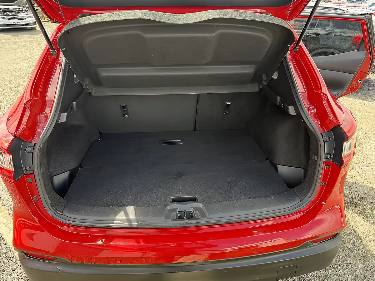 Used 2018 Nissan Qashqai Tekna+ Red - Interior and Exterior details 15