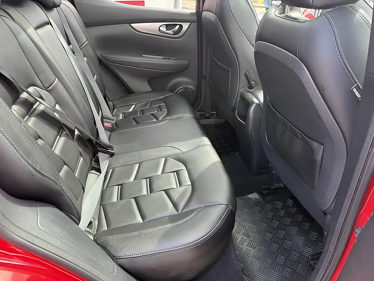 Used 2018 Nissan Qashqai Tekna+ Red - Interior and Exterior details 16