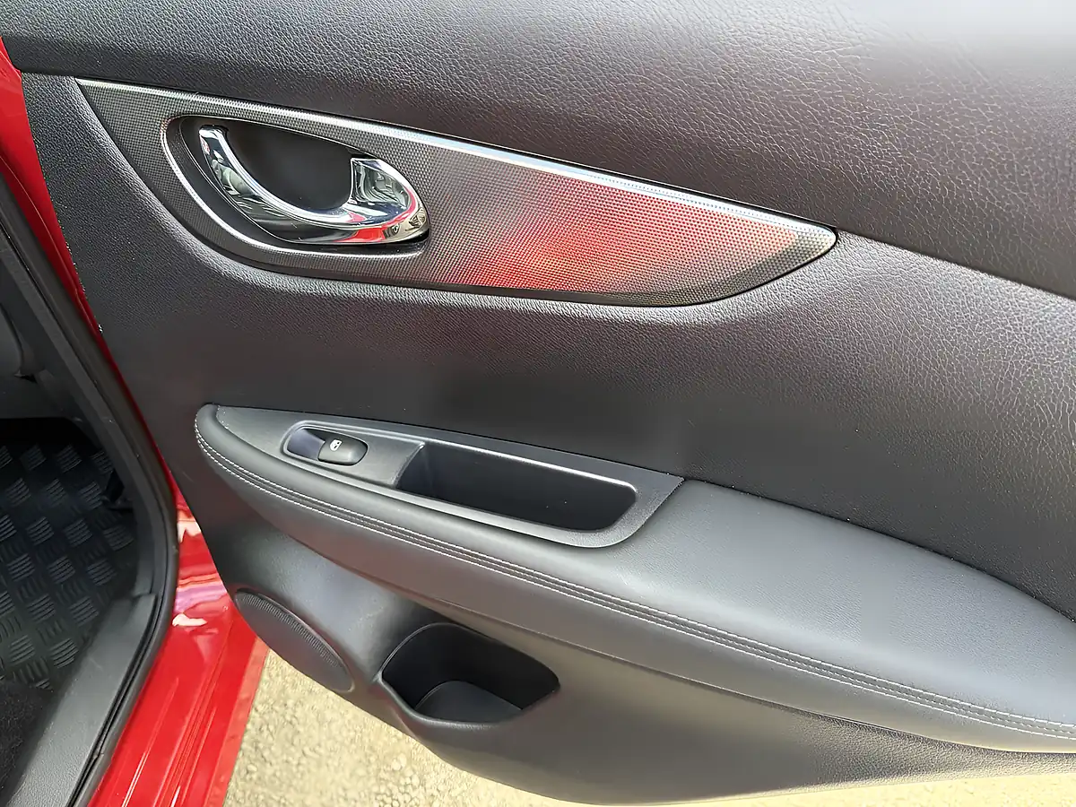 Used 2018 Nissan Qashqai Tekna+ Red - Interior and Exterior details 17