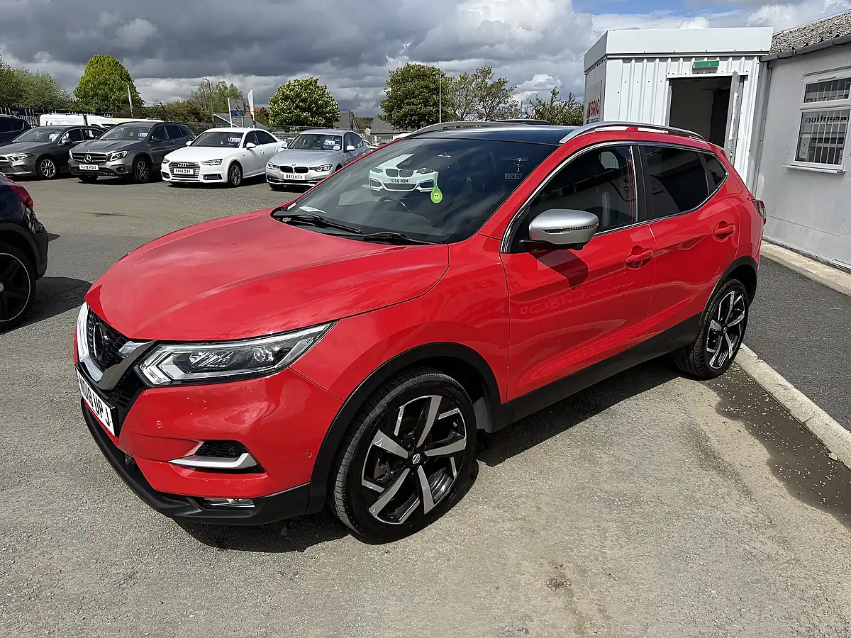 Used 2018 Nissan Qashqai Tekna+ Red - Interior and Exterior details 4