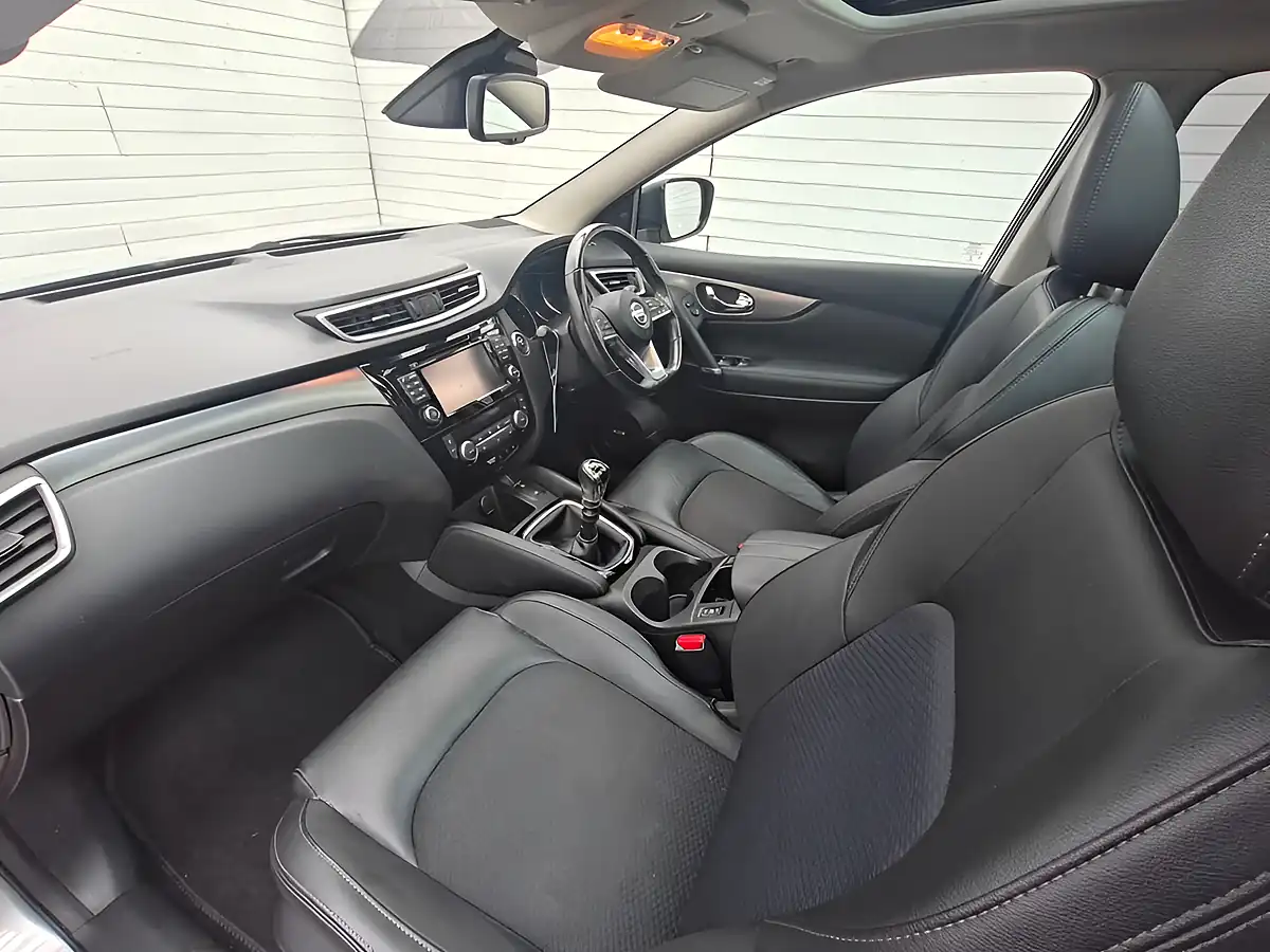 Used 2018 Nissan Qashqai Tekna Silver - Interior and Exterior details 4