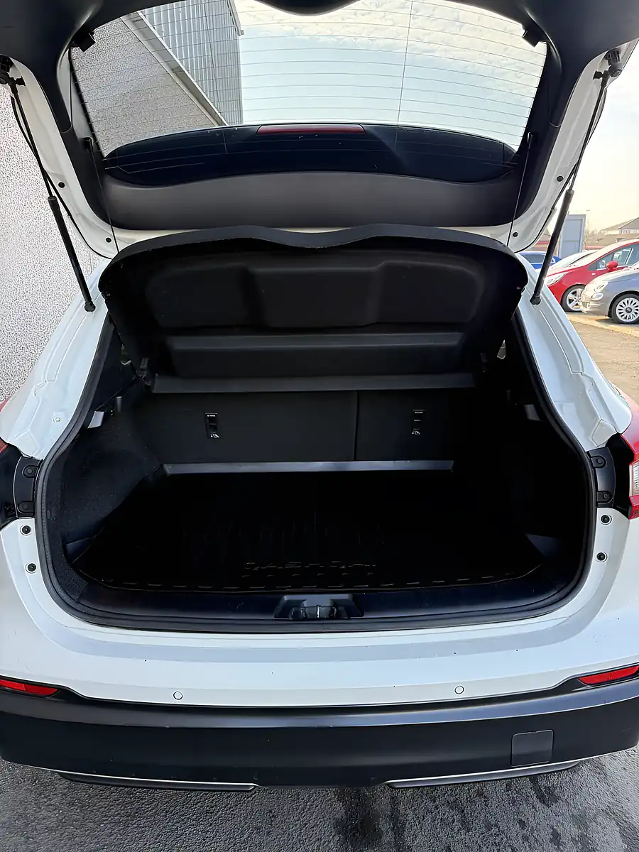 Used 2018 Nissan Qashqai Tekna White - Interior and Exterior details 5