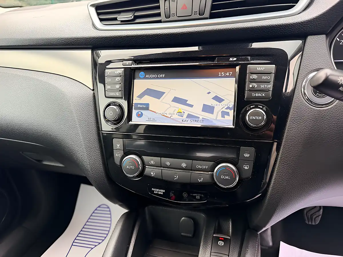 Used 2018 Nissan Qashqai Tekna White - Interior and Exterior details 13