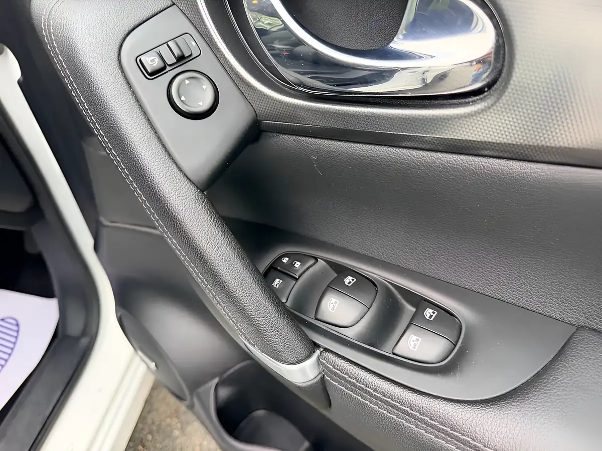 Used 2018 Nissan Qashqai Tekna White - Interior and Exterior details 14