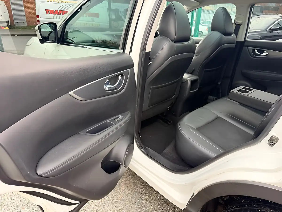 Used 2018 Nissan Qashqai Tekna White - Interior and Exterior details 17