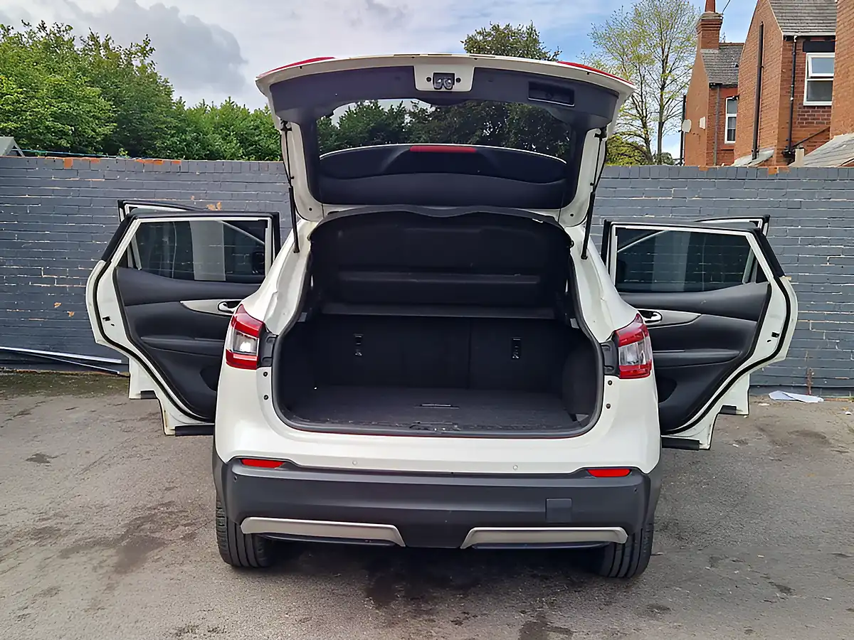 Used 2018 Nissan Qashqai Tekna Xtron White - Interior and Exterior details 12