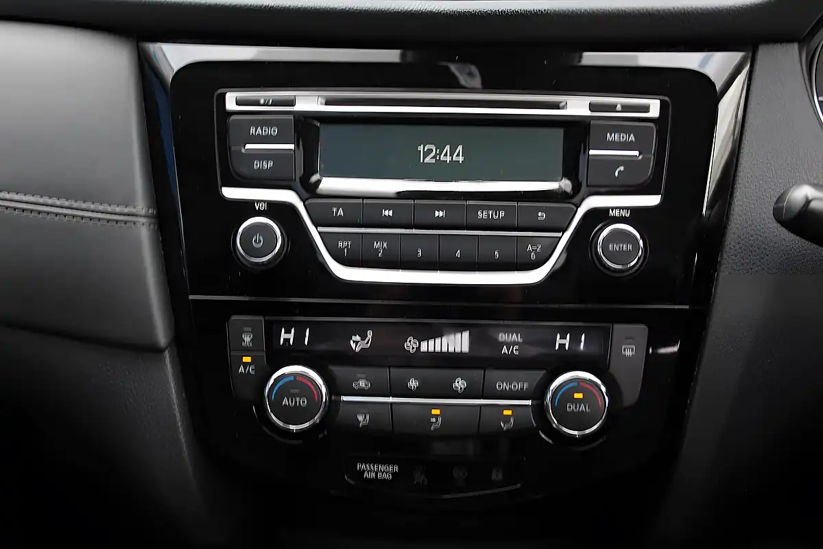 Used 2018 Nissan X-Trail Acenta White - Interior and Exterior details 18