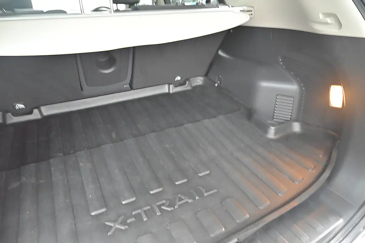 Used 2018 Nissan X-Trail N-Connecta Gun Metallic - Interior and Exterior details 16