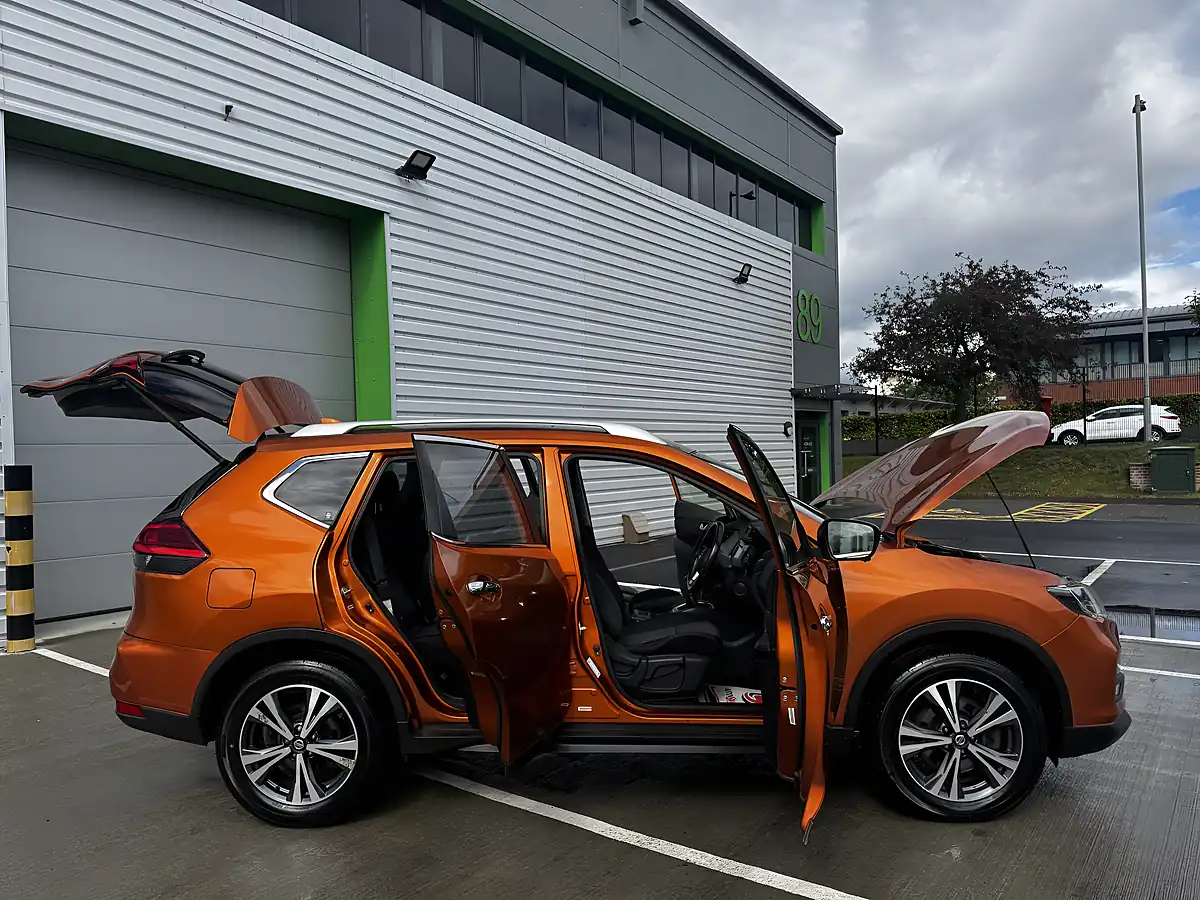 Used 2018 Nissan X-Trail N-Connecta Orange - Interior and Exterior details 9
