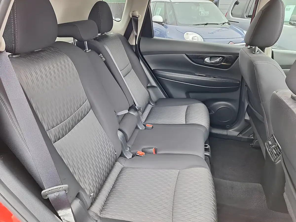 Used 2018 Nissan X-Trail N-Connecta Red - Interior and Exterior details 14