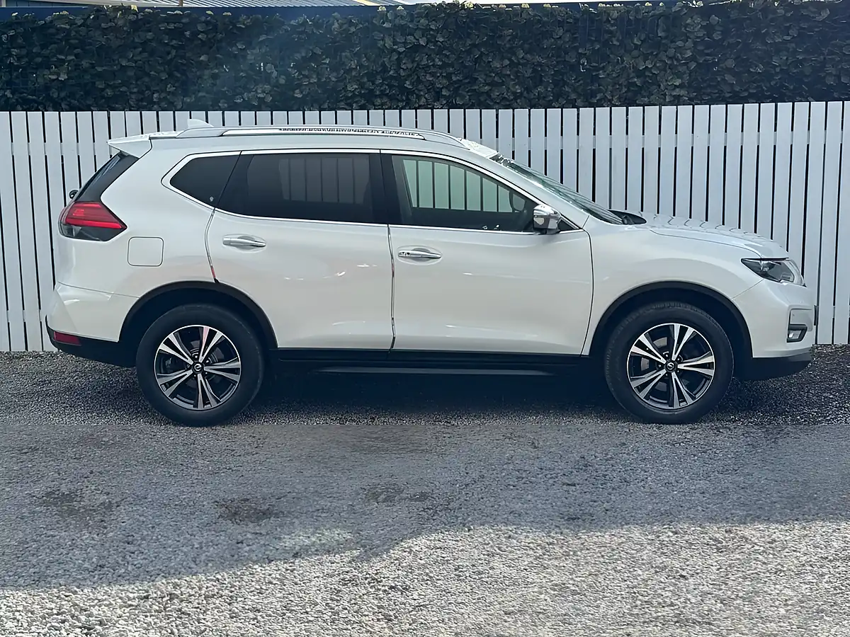 Used 2018 Nissan X-Trail N-Connecta White - Interior and Exterior details 7