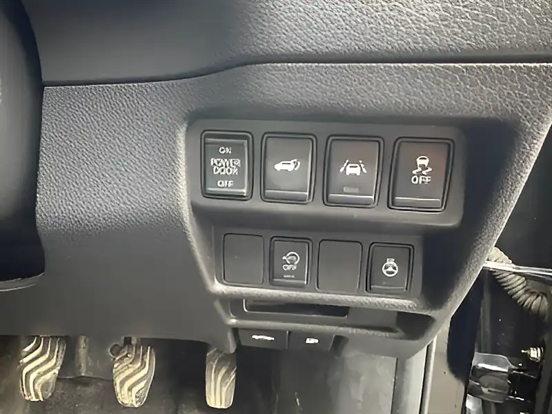 Used 2018 Nissan X-Trail Tekna Black - Interior and Exterior details 11