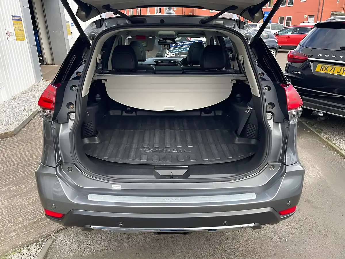 Used 2018 Nissan X-Trail Tekna Grey - Interior and Exterior details 10
