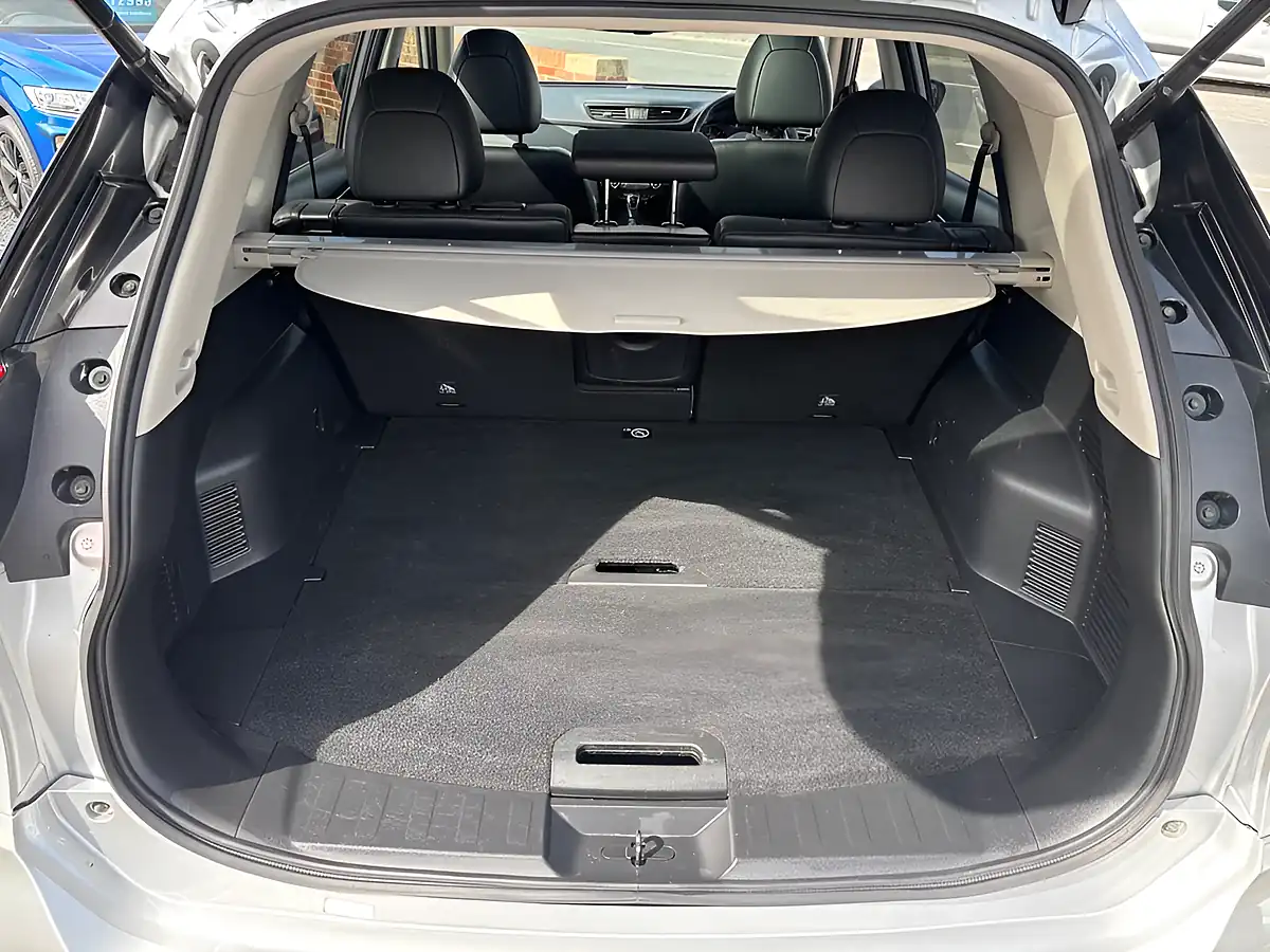 Used 2018 Nissan X-Trail Tekna Silver - Interior and Exterior details 20