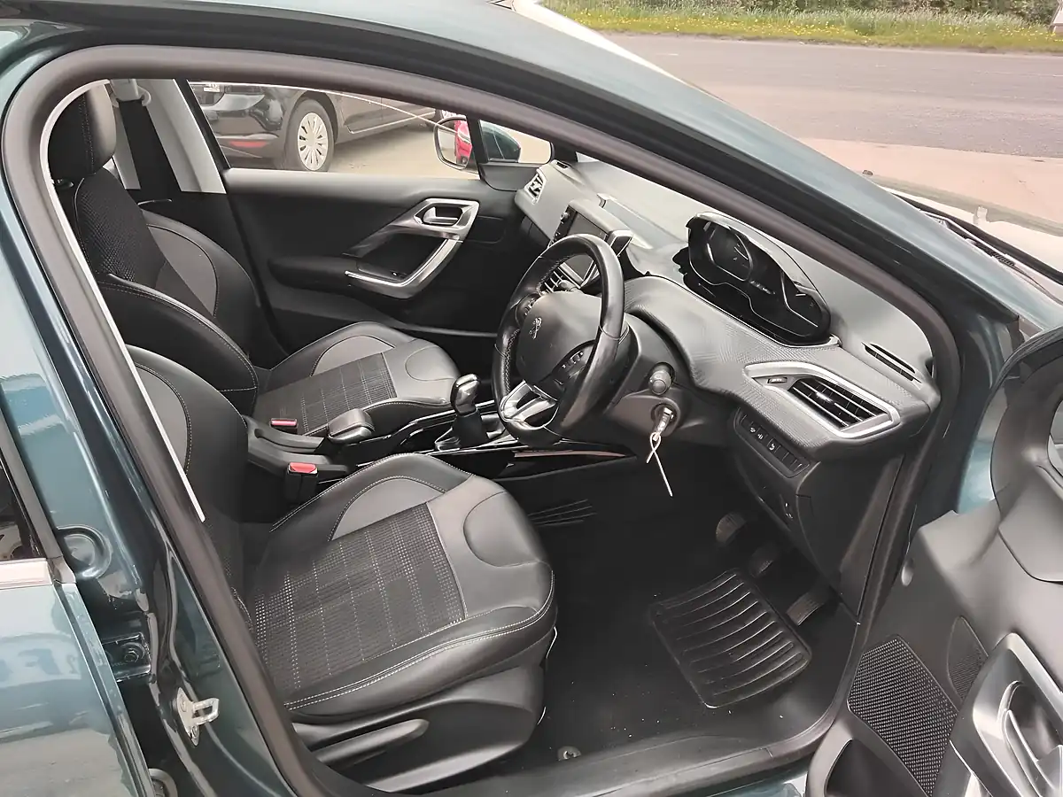 Used 2018 Peugeot 2008 Allure Green - Interior and Exterior details 15