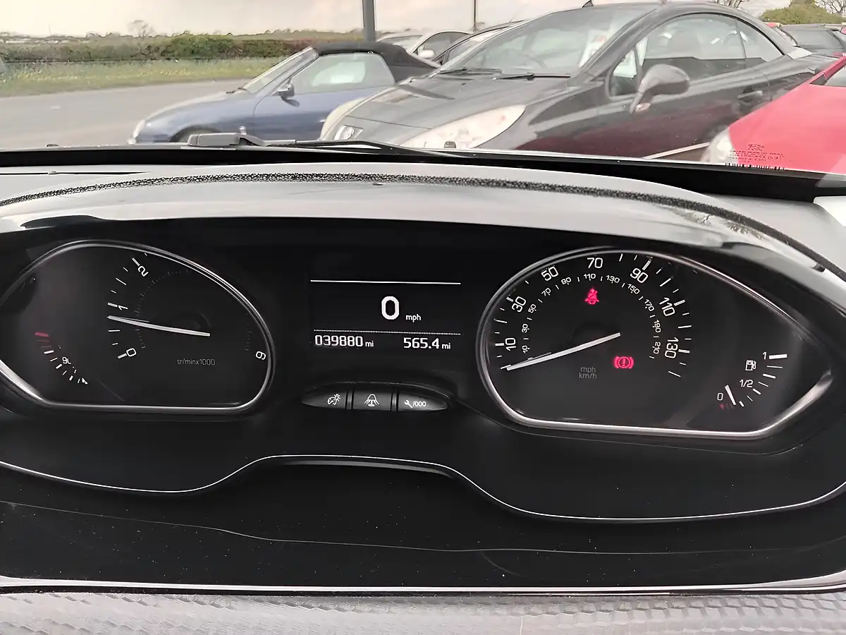 Used 2018 Peugeot 2008 Allure Green - Interior and Exterior details 16