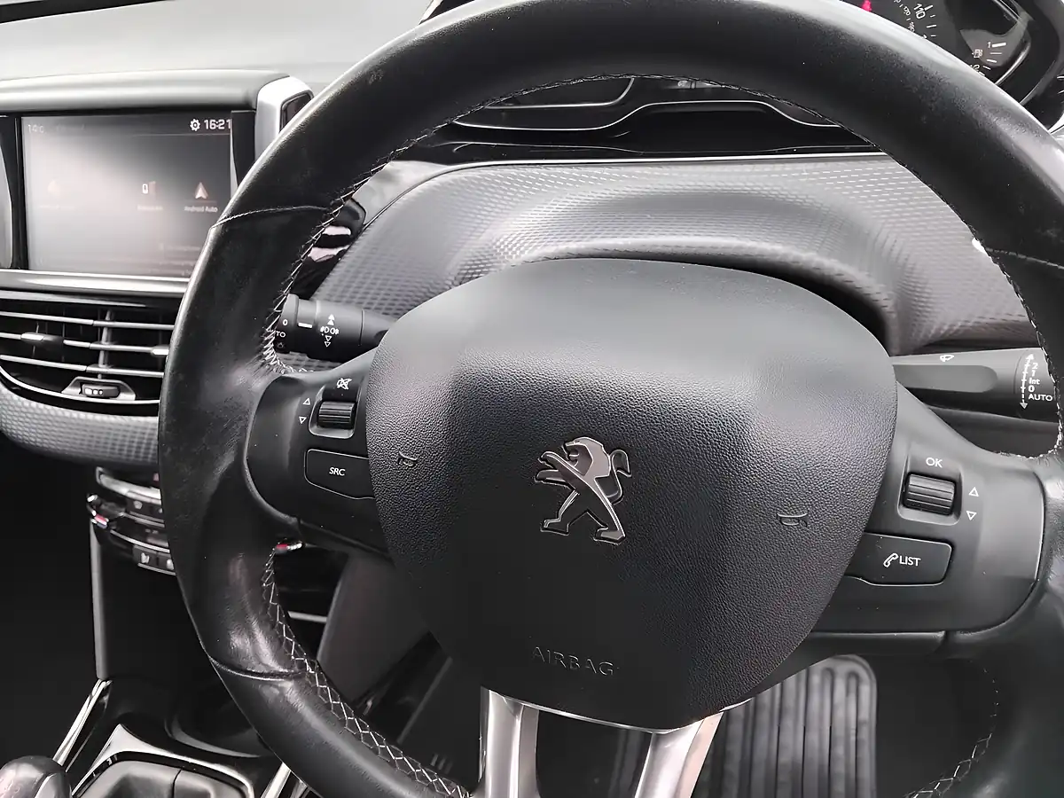 Used 2018 Peugeot 2008 Allure Green - Interior and Exterior details 17