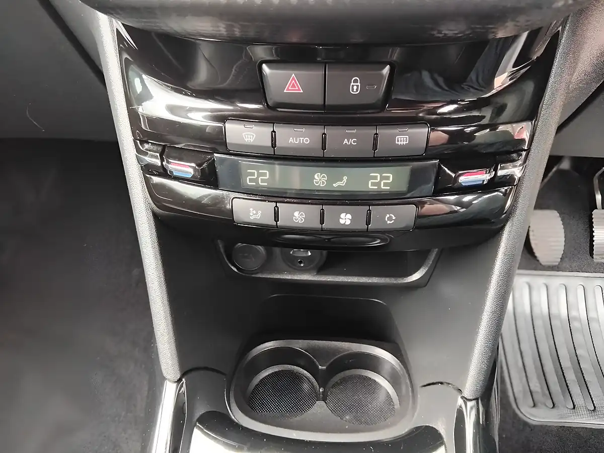 Used 2018 Peugeot 2008 Allure Green - Interior and Exterior details 20