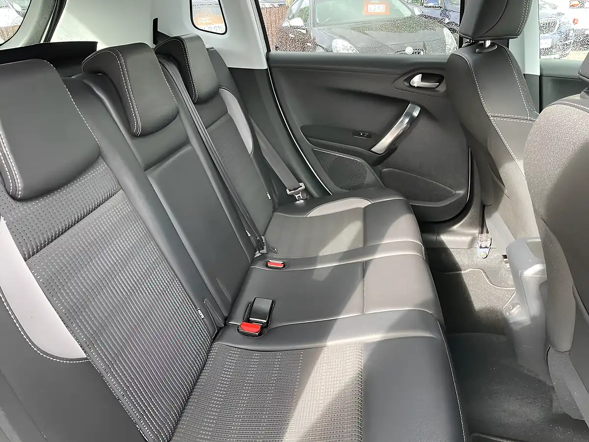 Used 2018 Peugeot 2008 Allure White - Interior and Exterior details 12