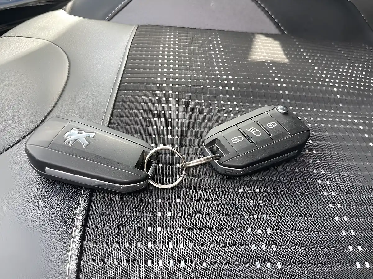 Used 2018 Peugeot 2008 Allure White - Interior and Exterior details 17