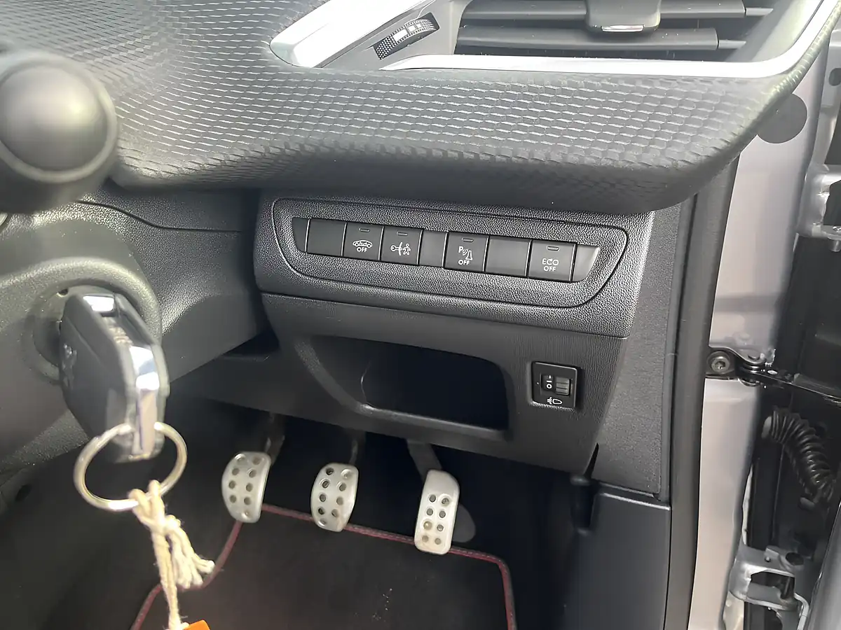 Used 2018 Peugeot 2008 GT Line Cumulus Grey - Interior and Exterior details 17