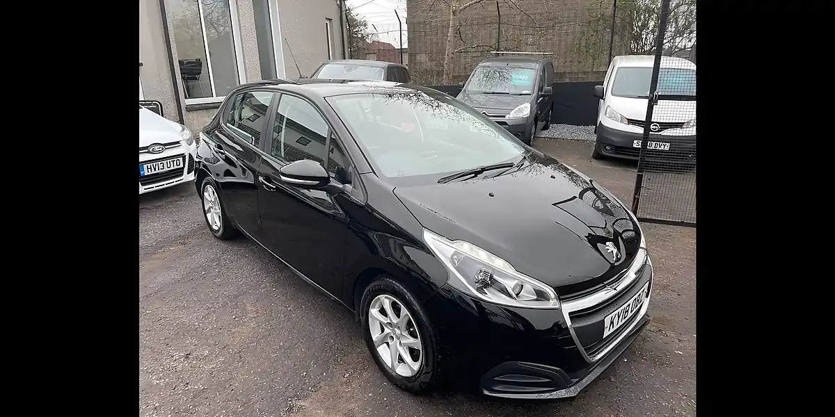 Used 2018 Peugeot 208 Active Black - Front View
