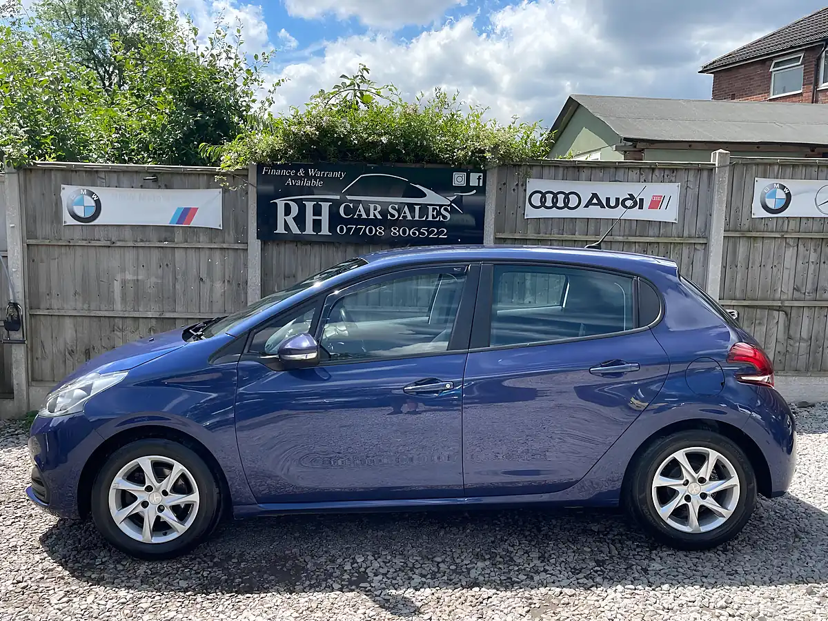 Used 2018 Peugeot 208 Active Blue - Interior and Exterior details 15