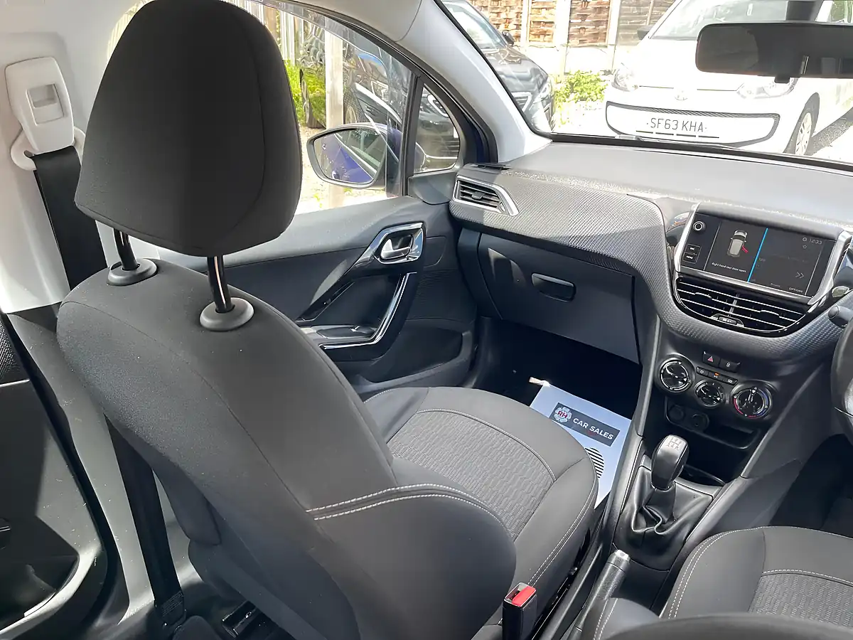 Used 2018 Peugeot 208 Active Blue - Interior and Exterior details 3