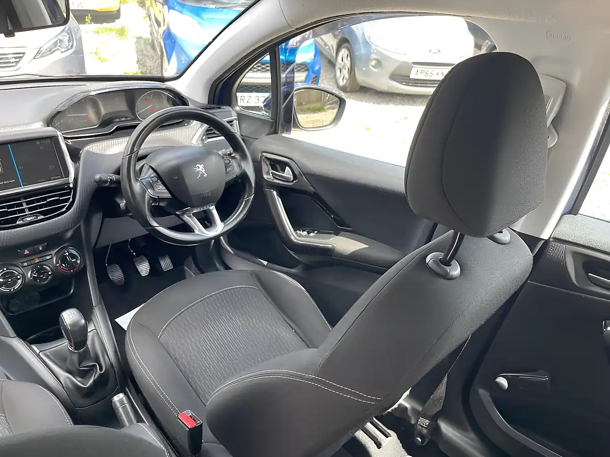 Used 2018 Peugeot 208 Active Blue - Interior and Exterior details 5