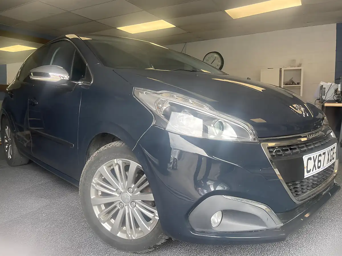 Used 2018 Peugeot 208 Allure Grey - Front View