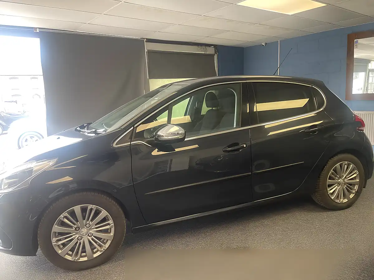 Used 2018 Peugeot 208 Allure Grey - Interior and Exterior details 3