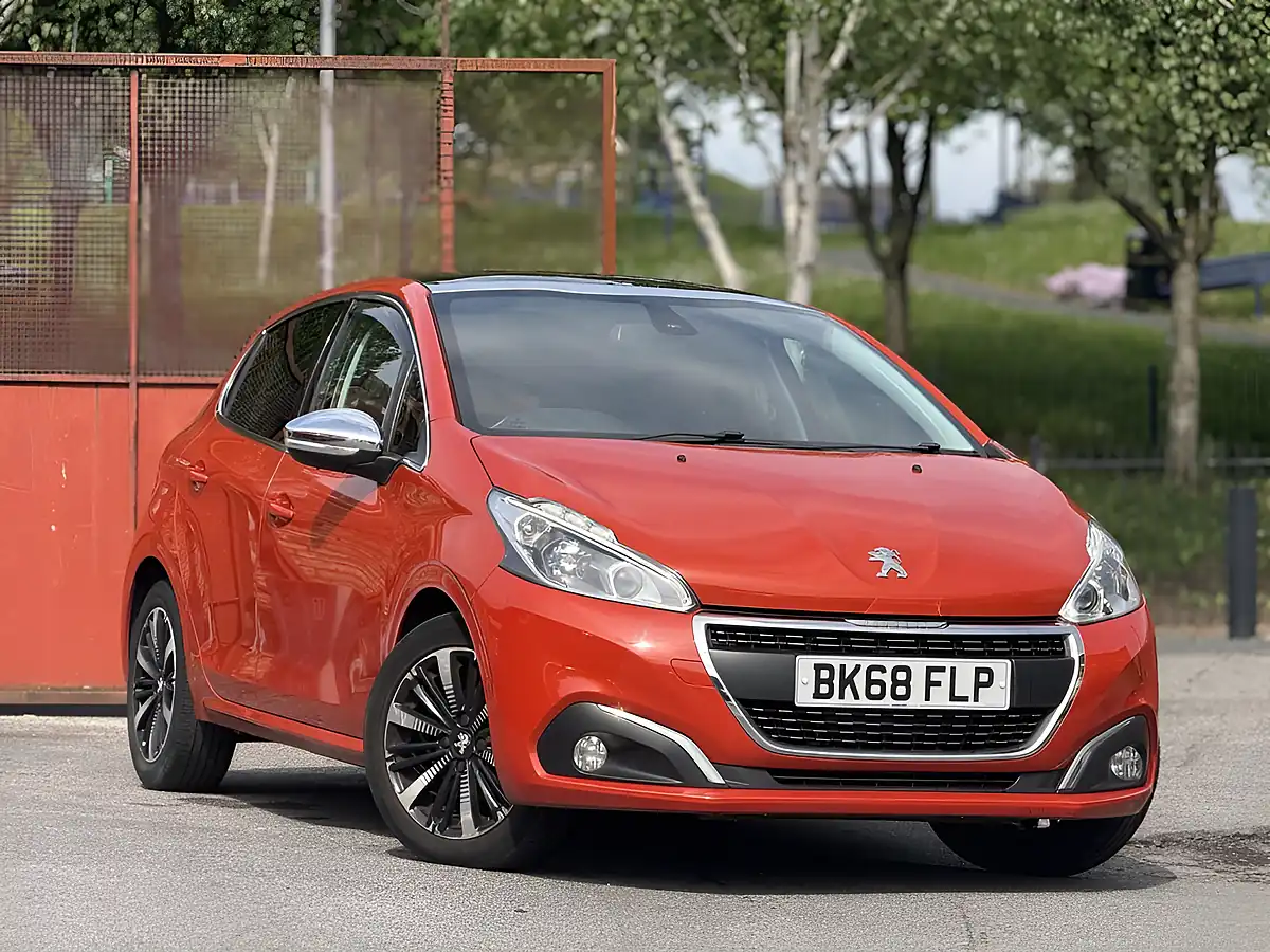 Used 2018 Peugeot 208 Allure Premium Orange - Front View