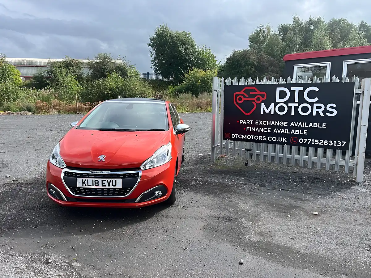 Used 2018 Peugeot 208 Allure Premium Orange - Front View